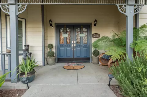 Entry Way - 286 E Wilson Ave, Tulare, CA 93274 photo 1 of 6