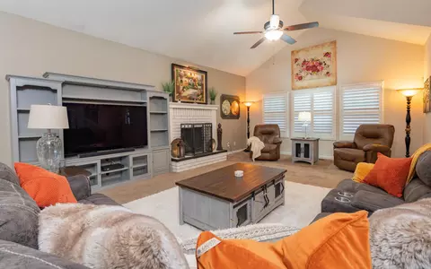Living - 286 E Wilson Ave, Tulare, CA 93274 photo 5 of 5