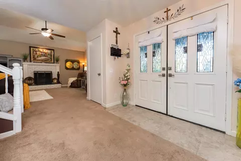 Entry Way - 286 E Wilson Ave, Tulare, CA 93274 photo 3 of 6