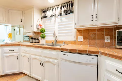 Kitchen - 286 E Wilson Ave, Tulare, CA 93274 photo 2 of 10