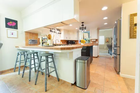 Kitchen - 286 E Wilson Ave, Tulare, CA 93274 photo 9 of 10