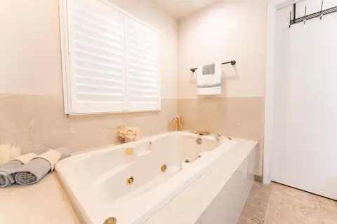 Bath - 286 E Wilson Ave, Tulare, CA 93274 photo 10 of 11