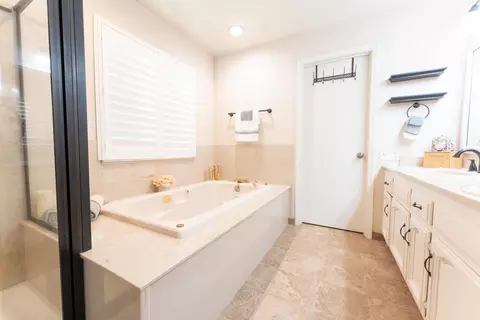 Bath - 286 E Wilson Ave, Tulare, CA 93274 photo 8 of 11