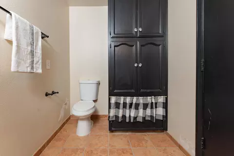 Bath - 286 E Wilson Ave, Tulare, CA 93274 photo 2 of 11