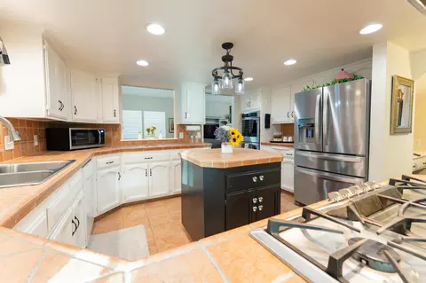 Kitchen - 286 E Wilson Ave, Tulare, CA 93274 photo 10 of 10