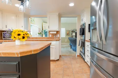 Kitchen - 286 E Wilson Ave, Tulare, CA 93274 photo 6 of 10