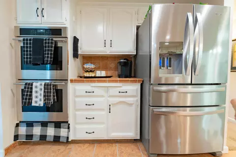 Kitchen - 286 E Wilson Ave, Tulare, CA 93274 photo 8 of 10