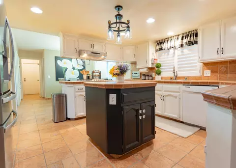 Kitchen - 286 E Wilson Ave, Tulare, CA 93274 photo 1 of 10