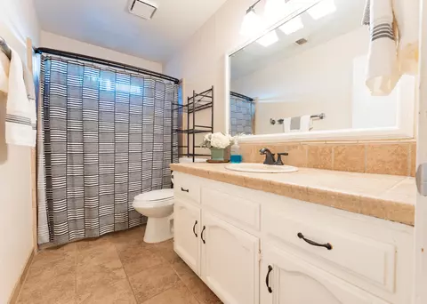 Bath - 286 E Wilson Ave, Tulare, CA 93274 photo 11 of 11