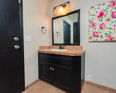 Bath - 286 E Wilson Ave, Tulare, CA 93274 photo 3 of 11