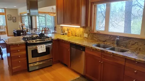 Kitchen - 339 View Dr, Springville, CA 93265 photo 2 of 8