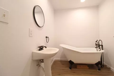 Bath - 517 W Maple St, Exeter, CA 93221 photo 1 of 2