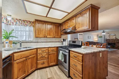 1045 Clover Ln, Hanford, CA 93230