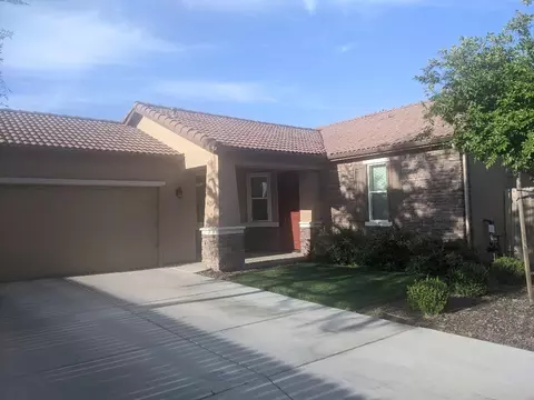 3220 N Noyes Ct, Visalia, CA 93291