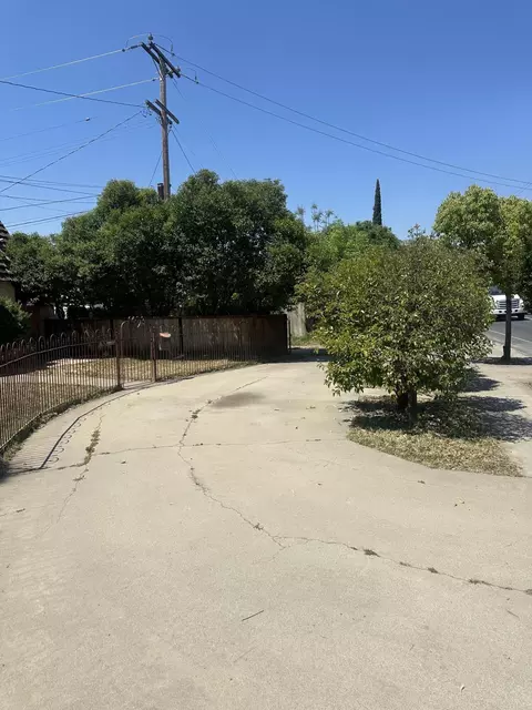 Exterior - 660 E Tulare Rd, Lindsay, CA 93247 photo 5 of 10
