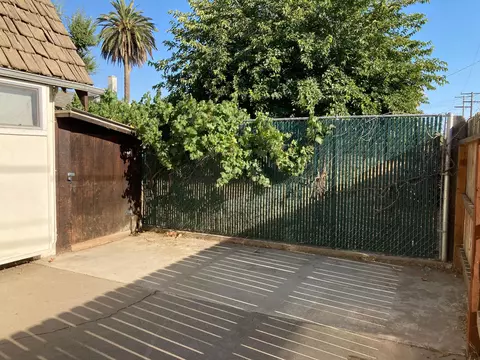 Exterior - 660 E Tulare Rd, Lindsay, CA 93247 photo 10 of 10