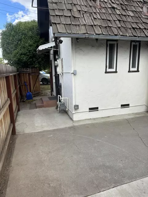 Exterior - 660 E Tulare Rd, Lindsay, CA 93247 photo 8 of 10