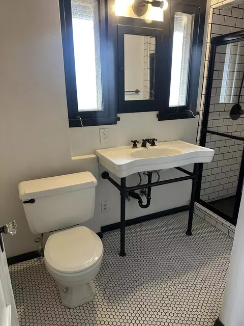 Bath - 660 E Tulare Rd, Lindsay, CA 93247 photo 1 of 3