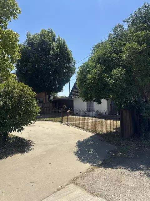 Exterior - 660 E Tulare Rd, Lindsay, CA 93247 photo 4 of 10