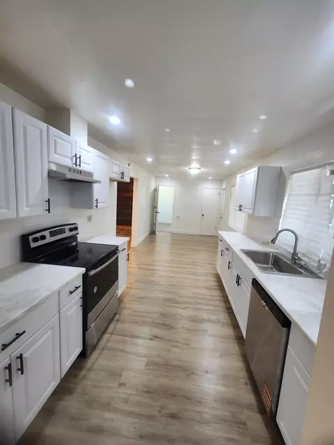 940 E Lyndale Dr, Tulare, CA 93274 photo 3