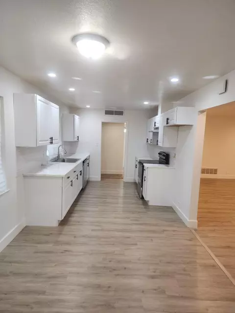 940 E Lyndale Dr, Tulare, CA 93274 photo 5