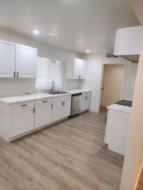 940 E Lyndale Dr, Tulare, CA 93274 photo 4