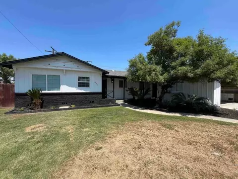 940 E Lyndale Dr, Tulare, CA 93274 photo 2