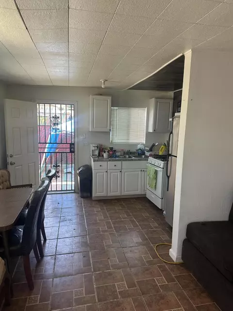 Kitchen - 23072 Bruce Dr, Strathmore, CA 93267 photo 1 of 2