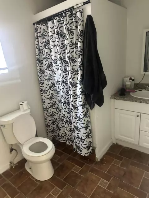 Bath - 23072 Bruce Dr, Strathmore, CA 93267 photo 1 of 1