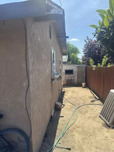 Exterior - 23072 Bruce Dr, Strathmore, CA 93267 photo 5 of 7