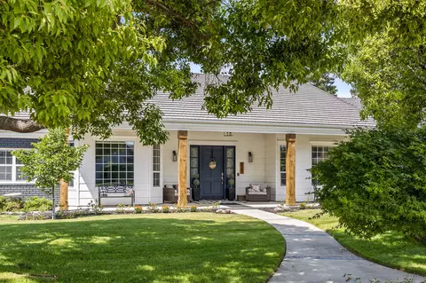 5502 W Nicholas Ct, Visalia, CA 93291