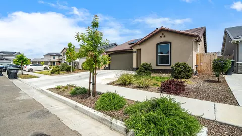 2234 S Oakhurst Ct, Visalia, CA 93292