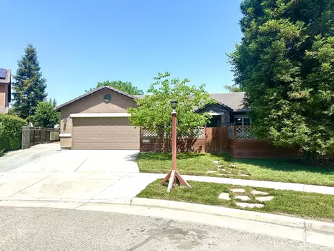 2338 E Chestnut Ct, Visalia, CA 93292