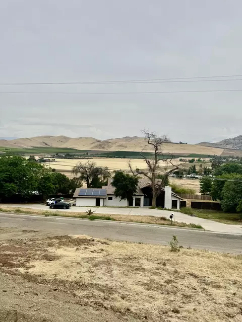 1105 N Scenic Dr, Porterville, CA 93257