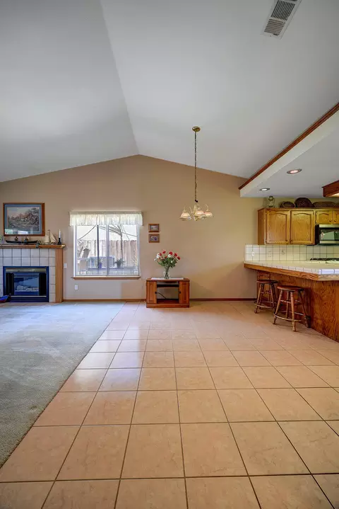2160 E Alpine Ct, Tulare, CA 93274 photo 11