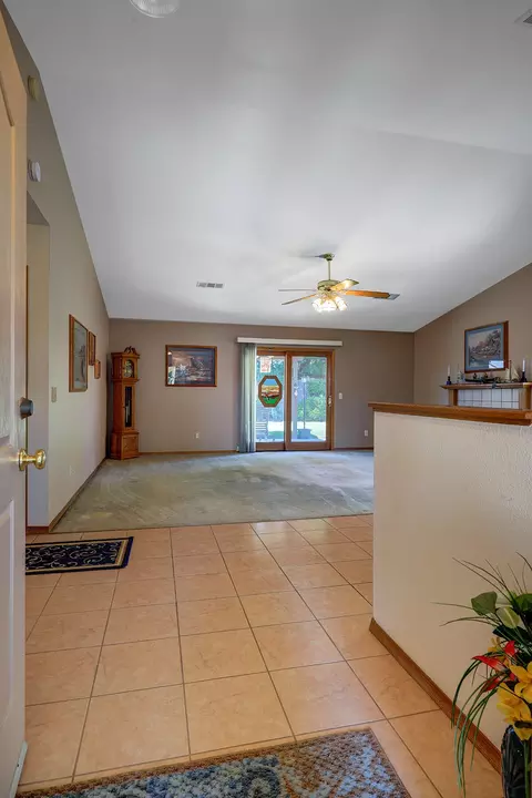 2160 E Alpine Ct, Tulare, CA 93274 photo 5