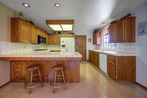 2160 E Alpine Ct, Tulare, CA 93274 photo 12