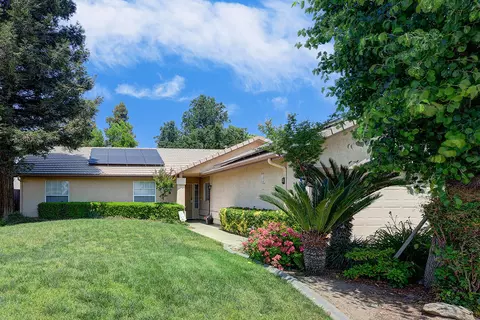 2160 E Alpine Ct, Tulare, CA 93274