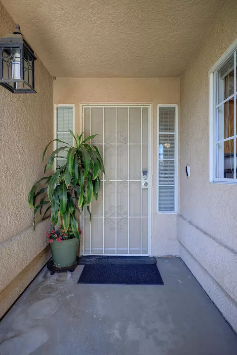 2160 E Alpine Ct, Tulare, CA 93274 photo 4