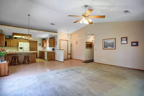 2160 E Alpine Ct, Tulare, CA 93274 photo 9