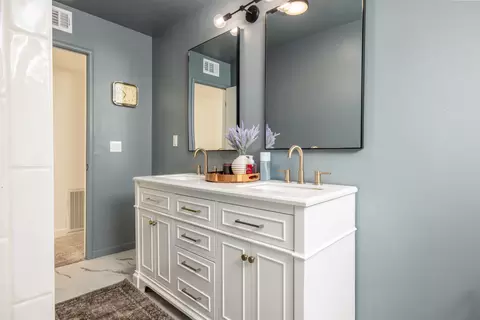 Bath - 1523 E Boyer Dr, Tulare, CA 93274 photo 1 of 3