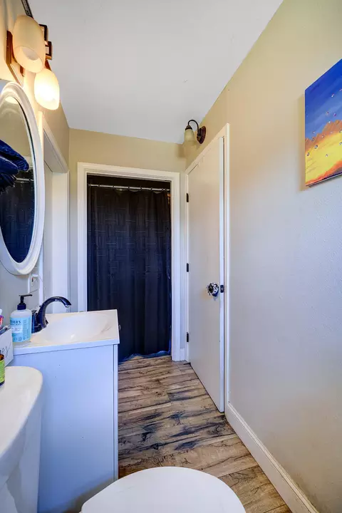 Bath - 1406 De Witt Ave, Sanger, CA 93657 photo 2 of 3