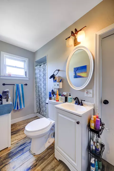 Bath - 1406 De Witt Ave, Sanger, CA 93657 photo 1 of 3