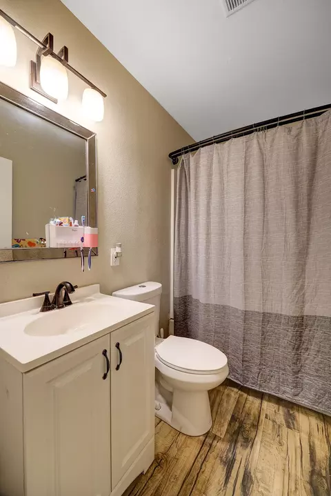 Bath - 1406 De Witt Ave, Sanger, CA 93657 photo 3 of 3