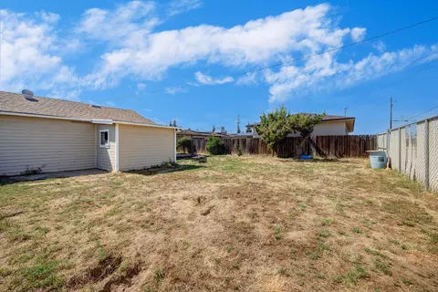 Exterior - 1406 De Witt Ave, Sanger, CA 93657 photo 6 of 6
