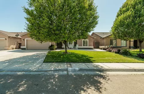 1541 Odessa St, Dinuba, CA 93618