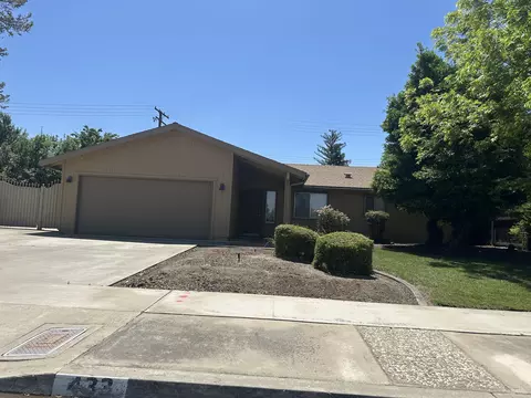 433 E Washington Ave, Tulare, CA 93274 photo 2