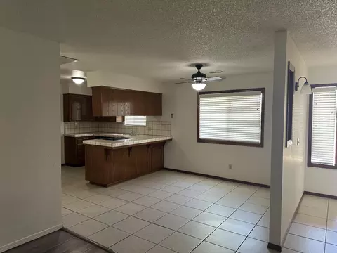 433 E Washington Ave, Tulare, CA 93274 photo 4