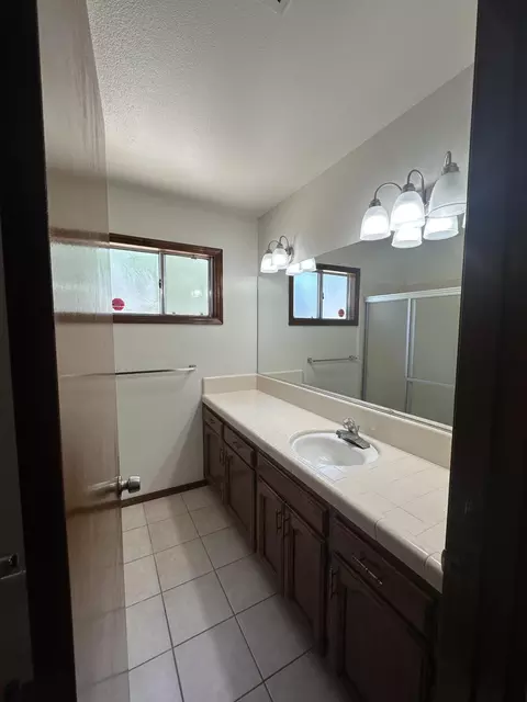 433 E Washington Ave, Tulare, CA 93274 photo 11