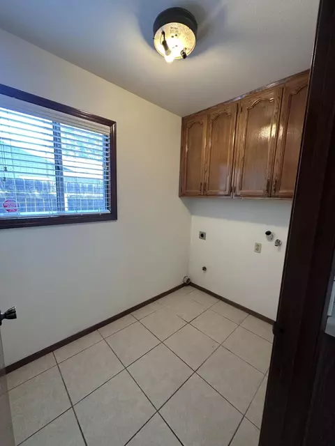 433 E Washington Ave, Tulare, CA 93274 photo 17